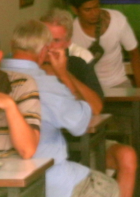 Zwei kriminelle,
                              schweizer Spione unterhalten sich im
                              Stamm-Restaurant des Historikers an der 3d
                              Road, sie unterhalten sich auf
                              Zürichdeutsch über das, was der Historiker
                              am Computer gerade tut (Foto 2), 5. Juni
                              2013 - wieso wissen die das?
