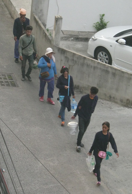 Whisky-Thais
                                    einer Arbeitergruppe kommen am Hotel
                                    vorbei, 9. April 2013
