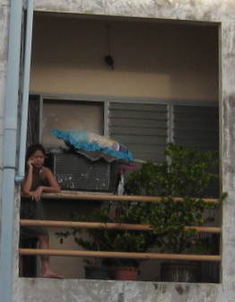 Whisky-Thai-Spionin, wahrscheinlich vom
                            Whisky-Thai-Radio, im Nachbarhotel Michael
                            Inn, telefoniert auf dem Balkon und labert
                            dabei stundenlang nur über den Historiker im
                            Nachbarhotel, 25.9.2013, Nahaufnahme 1