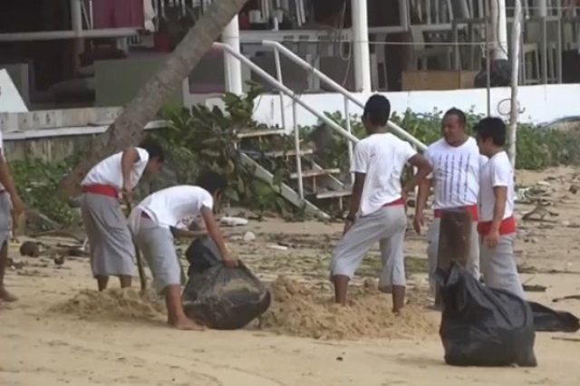 Thais vergraben M�ll am Strand
              von Phuket, Meldung vom 17. Juli 2014