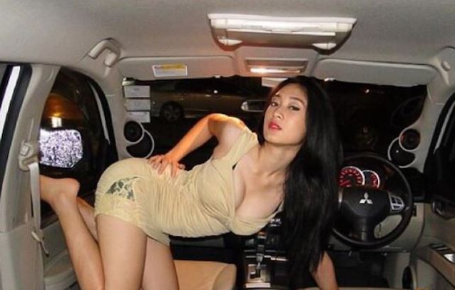 Die sch�ne Frau Sunannipa in
              einem Auto auf einem Modelfoto, Artikel vom 22.7.2014