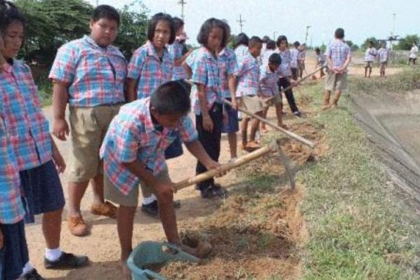 Nakhon Ratchasima: Kinder
                müssen Strasse reparieren, 20. August 2014