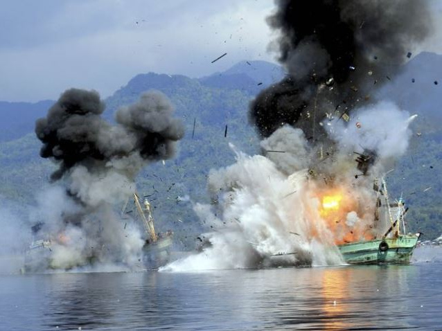 Indonesien, 2
                      thail�ndische Fischkutter fischten illegal in
                      Thailand und wurden gesprengt