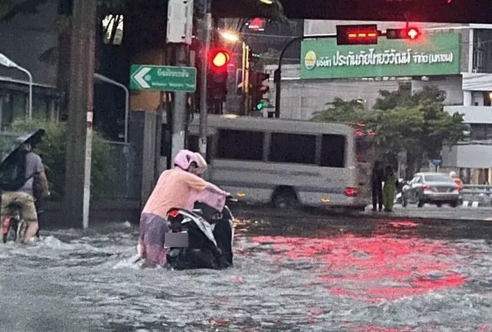 14.9.2022: Zu viel gesunken: Bangkok
wird bald Katastrophengebiet: Überschwemmte
Gebiete in Bangkok könnten zu
Katastrophengebieten erklärt werden 14.9.2022: Zu viel gesunken: Bangkok
wird bald Katastrophengebiet: Überschwemmte
Gebiete in Bangkok könnten zu
Katastrophengebieten erklärt werden