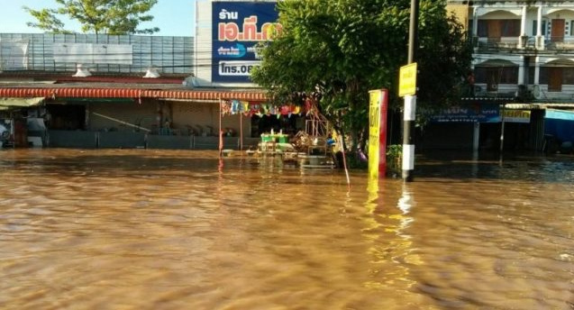 Sukhothai wird vom Yom-Fluss �berschwemmt, weil die Gemeinde zu wenig Sands�cke hat
