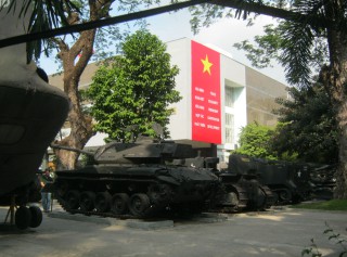 T�dliche NATO-Spielzeuge: Panzerfahrzeuge im Innenhof des Kriegsmuseums von Saigon (Ho Chi Minh City)