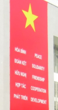 Fassade des Kriegsmuseums in Saigon (Ho Chi Minh City): Friedensideale mit dem 5-Stern der Fahne von Vietnam gelb auf rot: Friede, Solidarit�t, Freundschaft, Kooperation, Entwicklung