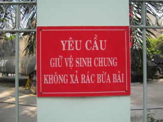 Texttafel am Gitterzaun des Museums (vietnamesisch)