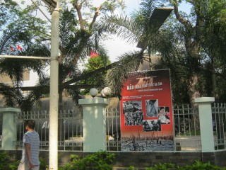 Plakat am Zaun mit Agent-Orange-Opfern 01