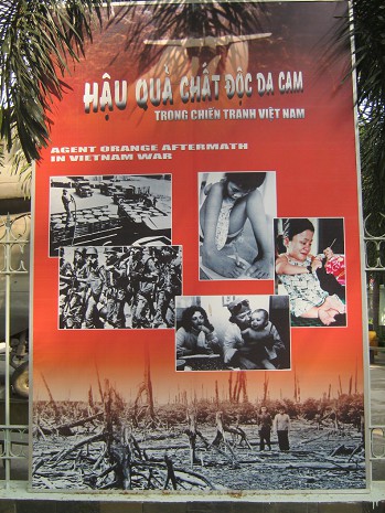Plakat am Zaun mit Agent-Orange-Opfern 02, Nahaufnahme
