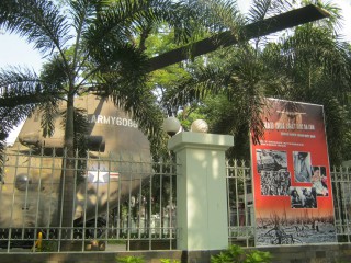Plakat am Zaun mit Agent-Orange-Opfern 03
