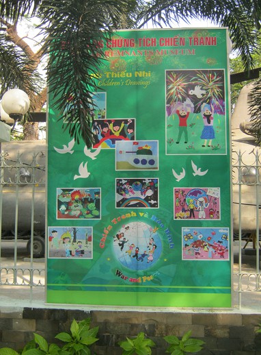 Kriegsmuseum in Saigon (Ho Chi Minh City) in S�dvietnam: Plakat mit Kinderzeichnungen �ber Krieg und Frieden