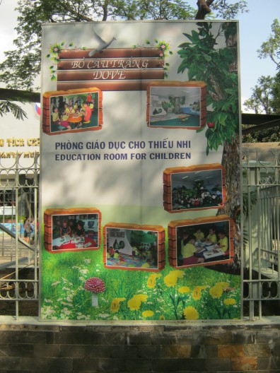 Plakat: Kinder zeichnen Friedenstauben