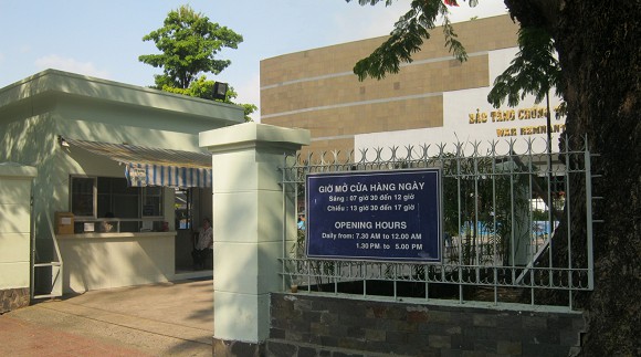 Der Eingang zum Kriegsmuseum in Saigon (Ho Chi Minh City) mit den �ffnungszeiten