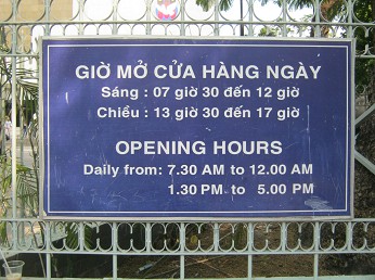 Das Schild mit den �ffnungszeiten des Kriegsmuseums in Saigon (Ho Chi Minh City) in S�dvietnam