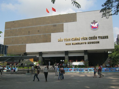 Das Kriegsmuseum von Saigon (Ho Chi Minh City) in S�dvietnam, die Fassade mit dem Eingangsbereich
