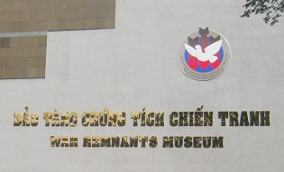 Das Kriegsmuseums von Saigon (Ho Chi Minh City - HCMC): Der Schriftzug und das Logo mit fallenden Bomben und Friedenstaube
