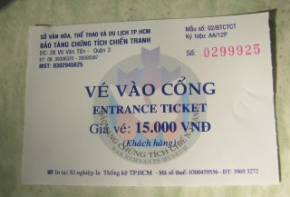 Der Eintritt kostete 2013 15.000 Dong, auf dem Ticket ist wieder das Logo mit fallenden Boben und Friedenstaube zu sehen