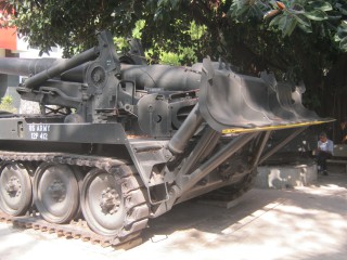 NATO-Selbstfahrhaubitze M107 mit 175mm, das Heck ist mit Bulldozerschaufel ausger�stet