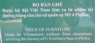 NATO-Aluminiumm�bel in der "US"-NATO-Basis von Pleiku, Text