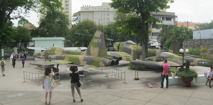 NATO-Kampfjet F5A etc. im Innenhof des Kriegsmuseums von Saigon (Ho Chi Minh City), Panoramafoto