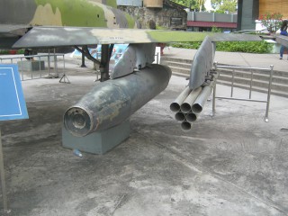 NATO-Kampfjet F5A, eine Nahaufnahme eines Fl�gels mit den Abschussvorrichtungen