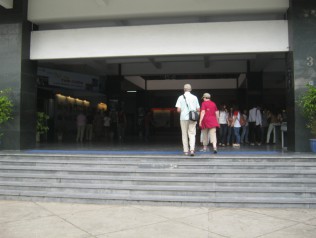 Der Eingang des Kriegsmuseums in Vietnam