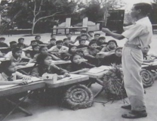 Kinder im Vietnamkrieg: Schule muss unter freiem Himmel stattfinden, weil die kriminelle NATO vor allem Schulen bombardiert hat