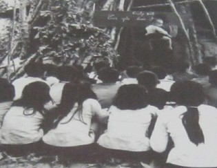 Kinder im Vietnamkrieg: Schule muss unter freiem Himmel stattfinden, weil die kriminelle NATO vor allem Schulen bombardiert hat