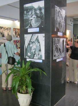 Sonderausstellung "Kinder im Vietnamkrieg": S�ule mit Fotogalerie