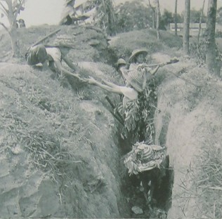 Kinder im Vietnamkrieg: Sch�ler graben einen Sch�tzengraben aus: Kurz vor Ferienende zum neuen Schuljahr 1966-1967 renovieren und bauen Lehrpersonen und Sch�ler die Bombenschutzgr�ben aus, um die Sicherheit zu verbessern.
