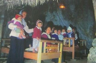 Kinder im Vietnamkrieg: Kindergarten im Kinderbunker: Viele Kinderg�rten mussten in Bunkern leben, um vor Bomben sicher zu sein.