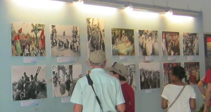 Kinder im Vietnamkrieg, Fotowand mit Fotogalerie