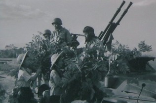 Heimatfront: Kinder helfen den Truppen bei der Tarnung: Sch�ler der Mittelschule Xuan Dinh (Hanoi) halfen Soldaten bei der Tarnung.