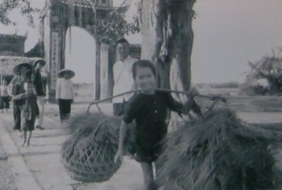 Heimatfront im Vietnamkrieg: Kinder helfen nach Schulschluss: Nach der Schule halfen die Kinder im Haus und auf der Farm, um ihren Familien zu helfen.