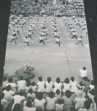 Vietnam, Kindersportfestival 1970: Das Sportfestival wurde abgehalten, um die Kinder dazu zu ermuntern, kr�ftig zu werden und auch, um eine Lernbewegung in Gang zu setzen (Hanoi 1970)