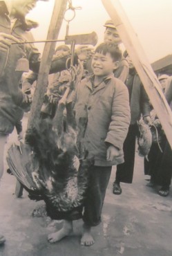 Kinder im Vietnamkrieg: Ein Bub gibt sein "Projekt" an die Kooperative: So gl�cklich zeigte sich der junge Bub, als sein "kleines Projekt" bewertet wurde und an die Kooperative verkauft wurde.