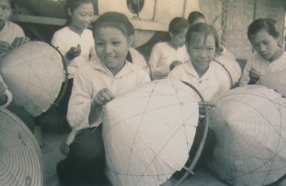 Kinder im Vietnamkrieg: M�dchen fertigen H�te als Zusatzverdienst: In vielen Handwerksd�rfern waren Kinder in den traditionellen Kusthandwerkbereichen t�tig, um f�r ihre Familien ein Zusatzeinkommen zu verdienen.