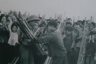 Kinder im Vietnamkrieg produzieren St�cke f�r Soldaten: Die Soldaten erhielten als Geschenke St�cke aus Truong Son.