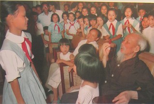 Onkel Ho bei einem Kinderfest