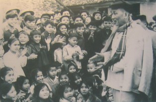 Kinder im Vietnamkrieg: Onkel Ho in einer Schule: Onkel Ho besuchte am 1. Januar 1967 die Mittelschule "Tam Son", Tien Son, Bac Ninh, die Heimat der "1000-gute-Berufe"-Bewegung.