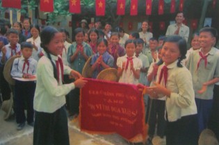 Kinder im Vietnamkrieg: Ein Schulabschlussfest: Der Ausdruck des Gl�cks nach dem Erhalt der Jahresergebnisse eines Schuljahres.