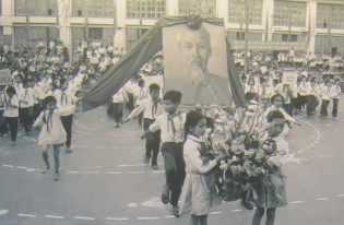 Sch�ler feiern den Geburtstag von Onkel Ho 1970: 1970 wurden in Hanoi der Geburtstag von Onkel Ho und das Kindertagjubil�um gefeiert.