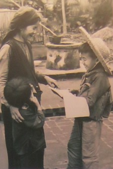Hai Duong, der Kinderpoet rezitiert f�r Frau und M�dchen