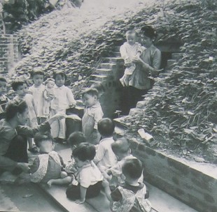 Kinder im Vietnamkrieg: Kindergarten in Hanoi in einem Bunker: Ein Kindergarten an der Tho-Nhuom-Strasse in Hanoi