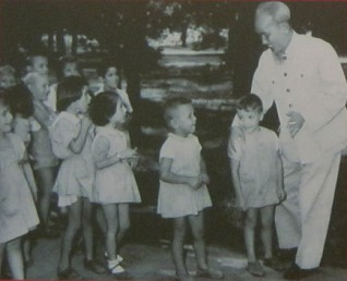 Ho Chi Minh besucht einen Kindergarten in Sofia in Bulgarien, 1957: Am 12. August 1957 besuchte Pr�sident Ho Chi Minh in Sofia einen Kindergarten, die Hauptstadt der Volksrepublik Bulgarien.