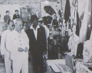 Ho Chi Minh 1960: Pr�sident Ho Chi Minh und der Pr�sident der Republik Guinea, Tour�, besuchten am 17. September 1960 die Ausstellung �ber den 15-j�hrigen Wiederaufbau der Republik Vietnam