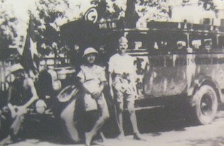 "US"-Major Thomas mit Vietnam-Soldaten bei einem Angriff gegen Japaner August 1945