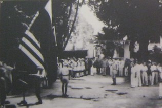 Vo Nguyen Gidp und Major A. Patti im September 1945: Herr Vo Nguy�n Gi�p und Major A. Patti, Kommandeur der OSS-Einheit, salutieren vor den Farben in Hanoi, September 1945