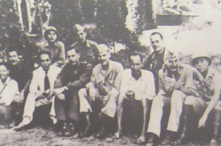 Das OSS-Team im September 1945 mit Ho Chi Minh und Vo Nguyen Gidp